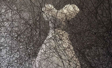 Exposició: "Sincronitzant fils i rizomes", de Chiharu Shiota